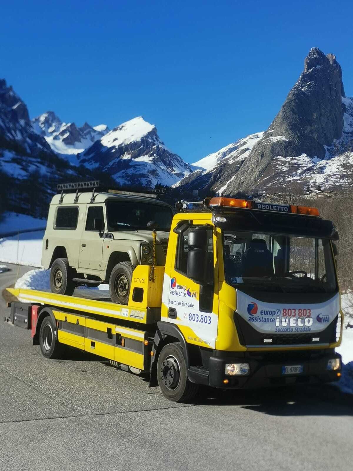 Carro attrezzi Iveco Beoletto con un fuoristrada caricato, in montagna