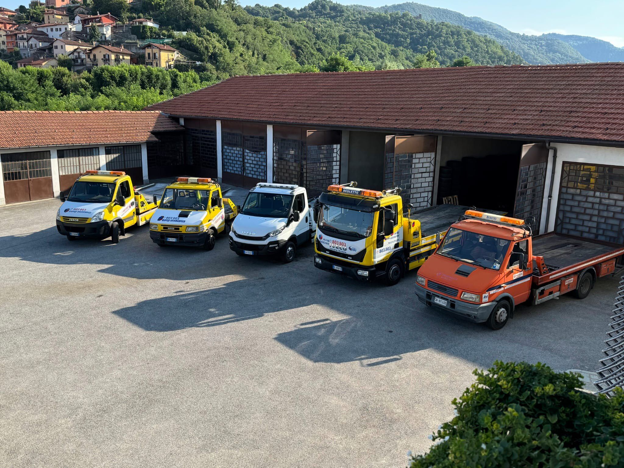 Carri attrezzi Beoletto schierati nel piazzale di Busca
