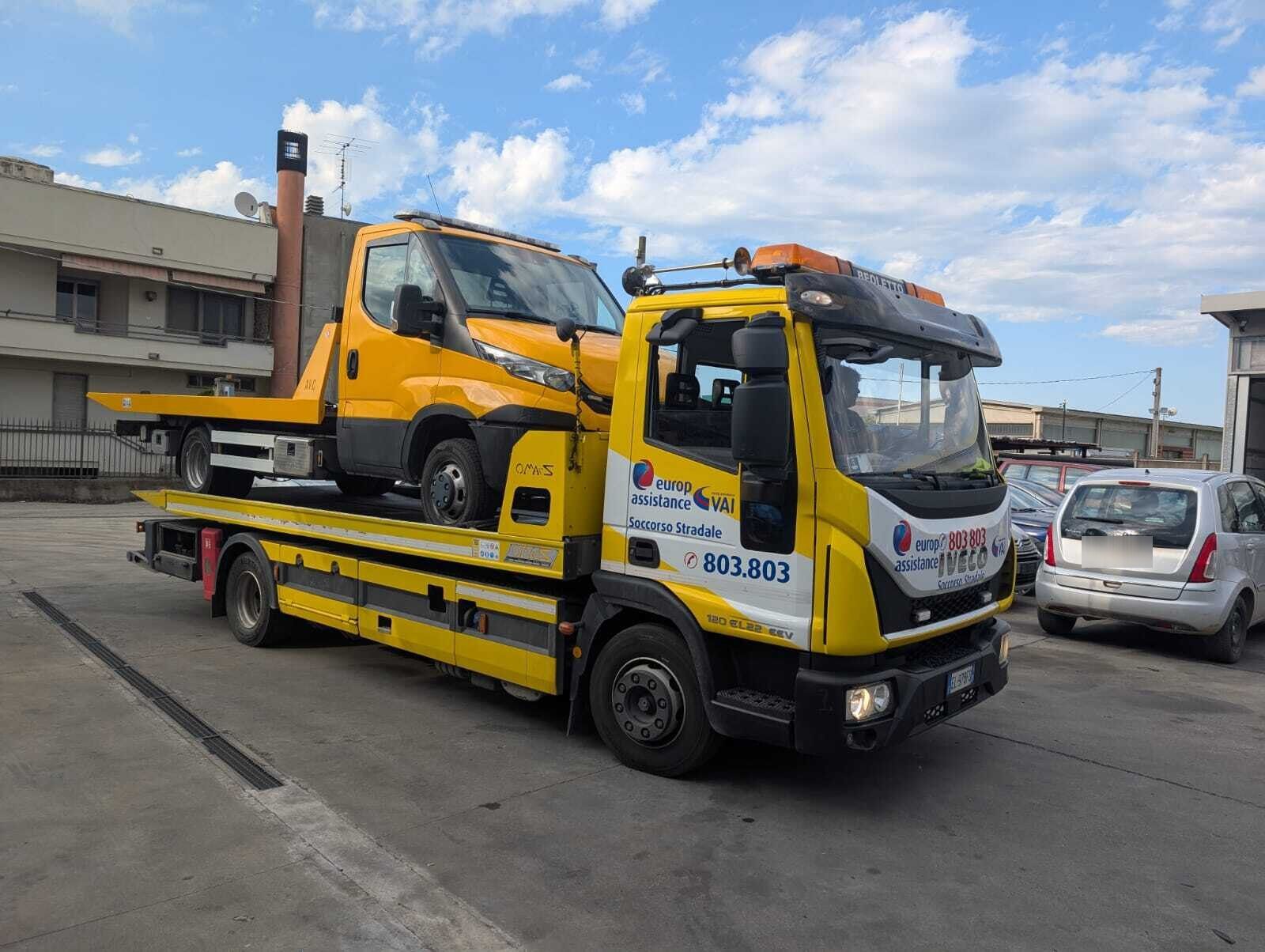 Carro attrezzi Iveco Beoletto che trasporta un furgone