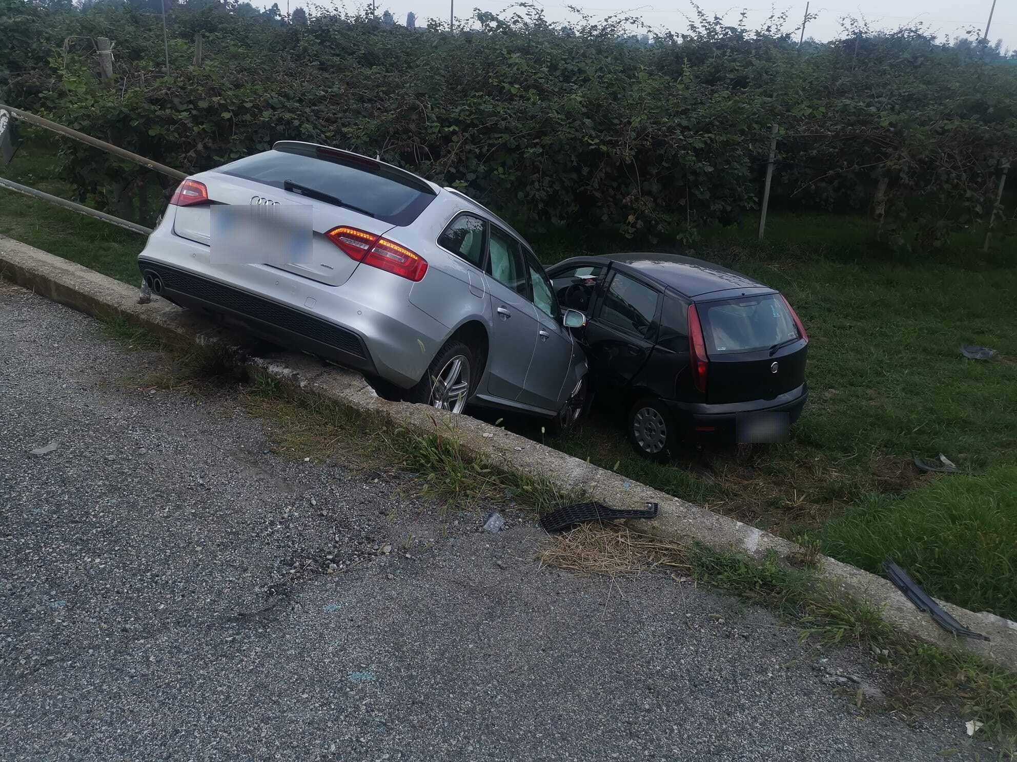 Due auto finite nel fosso a bordo strada dopo un incidente