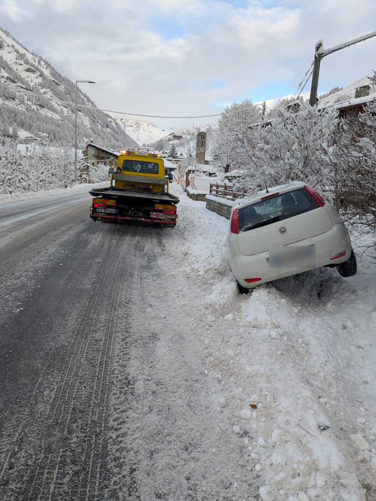 Intervento su strada innevata di montagna per un’auto uscita di strada