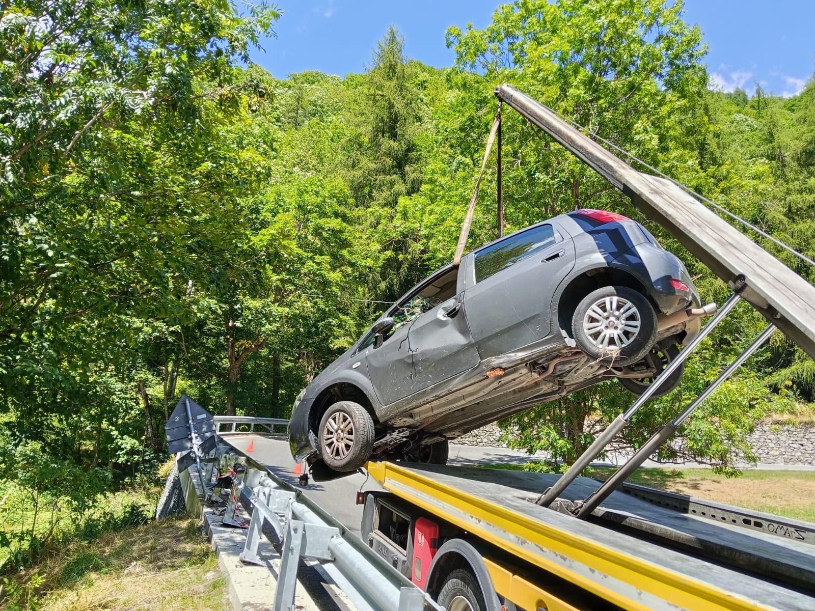 Recupero di un’auto con il pianale inclinato su una strada nel bosco