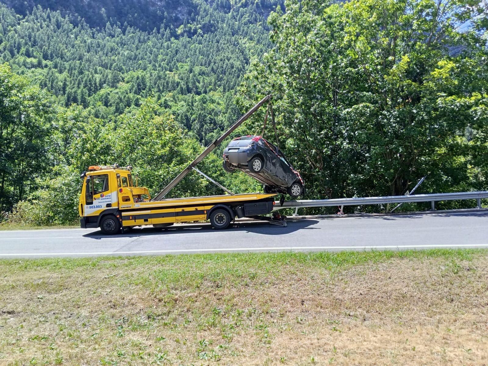 Carro attrezzi che recupera un’auto finita oltre il guardrail in valle