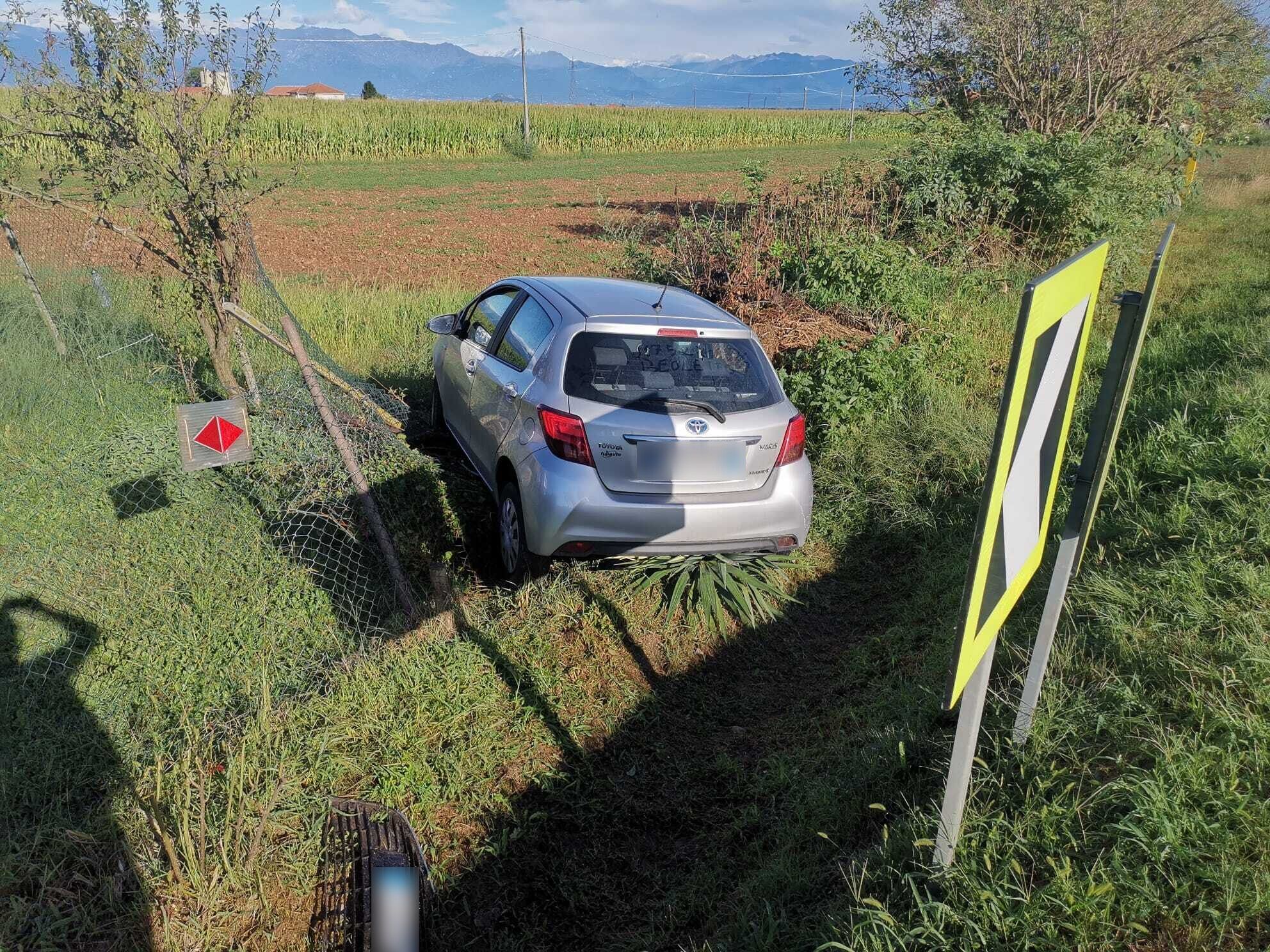 Auto uscita di strada e finita nella scarpata vicino a un campo