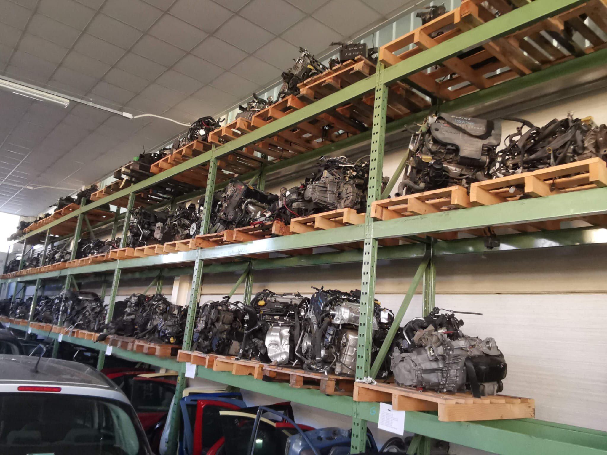 Magazzino con motori e cambi usati su scaffalature