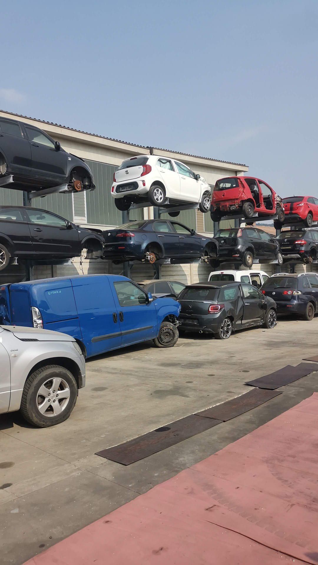 Auto da demolire impilate su scaffalature nel piazzale di Busca