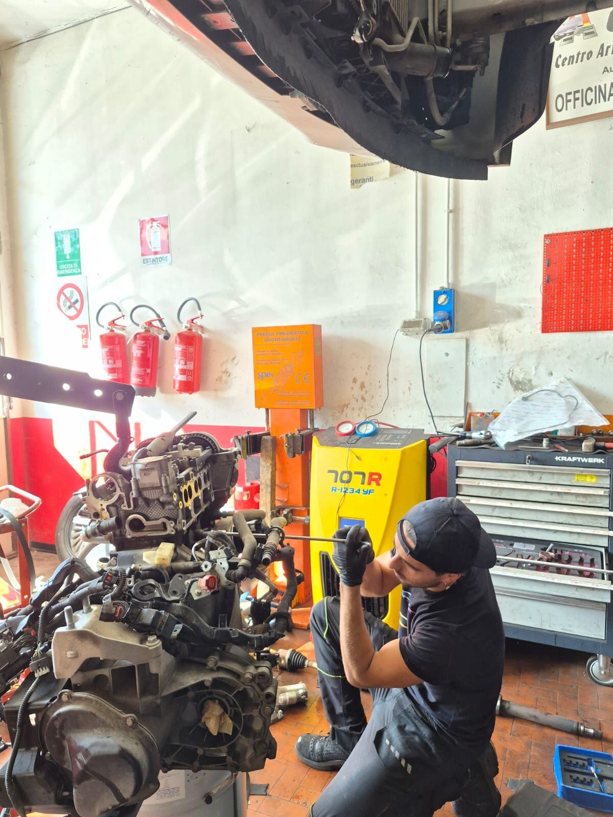 Alessandro, meccanico, al lavoro su un motore smontato