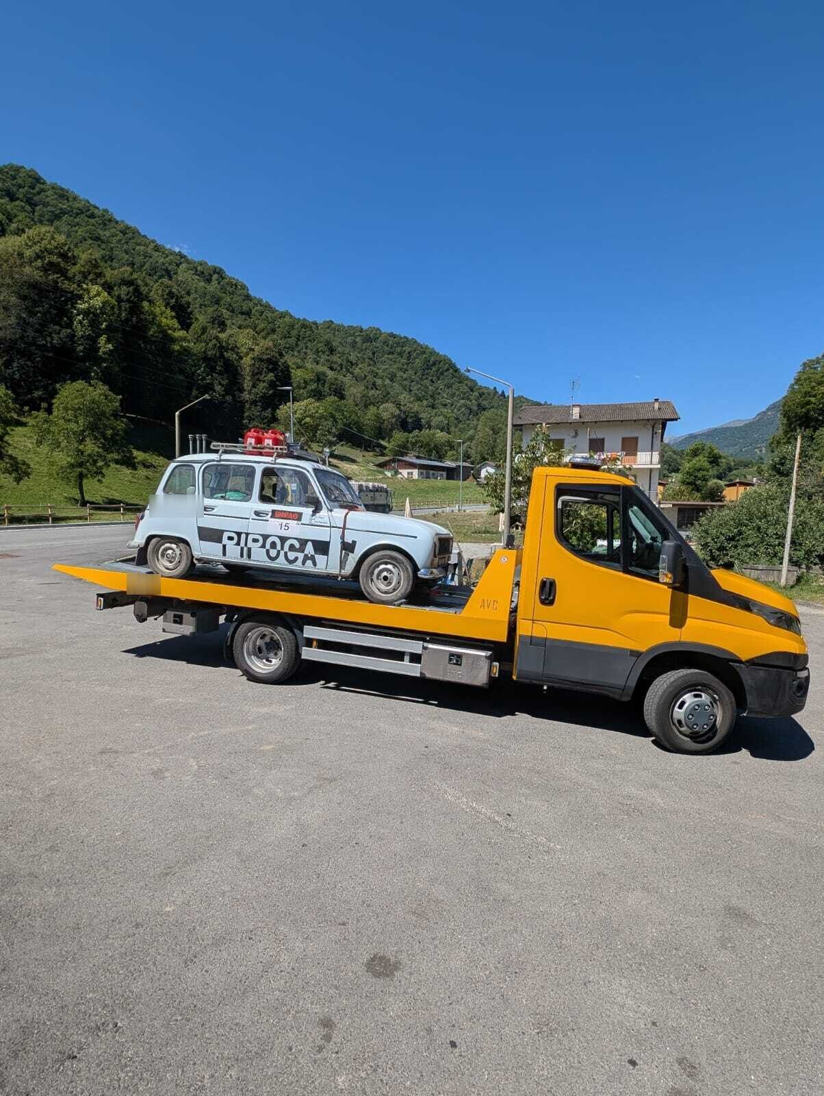 Trasporto di un'auto d'epoca sul carro attrezzi