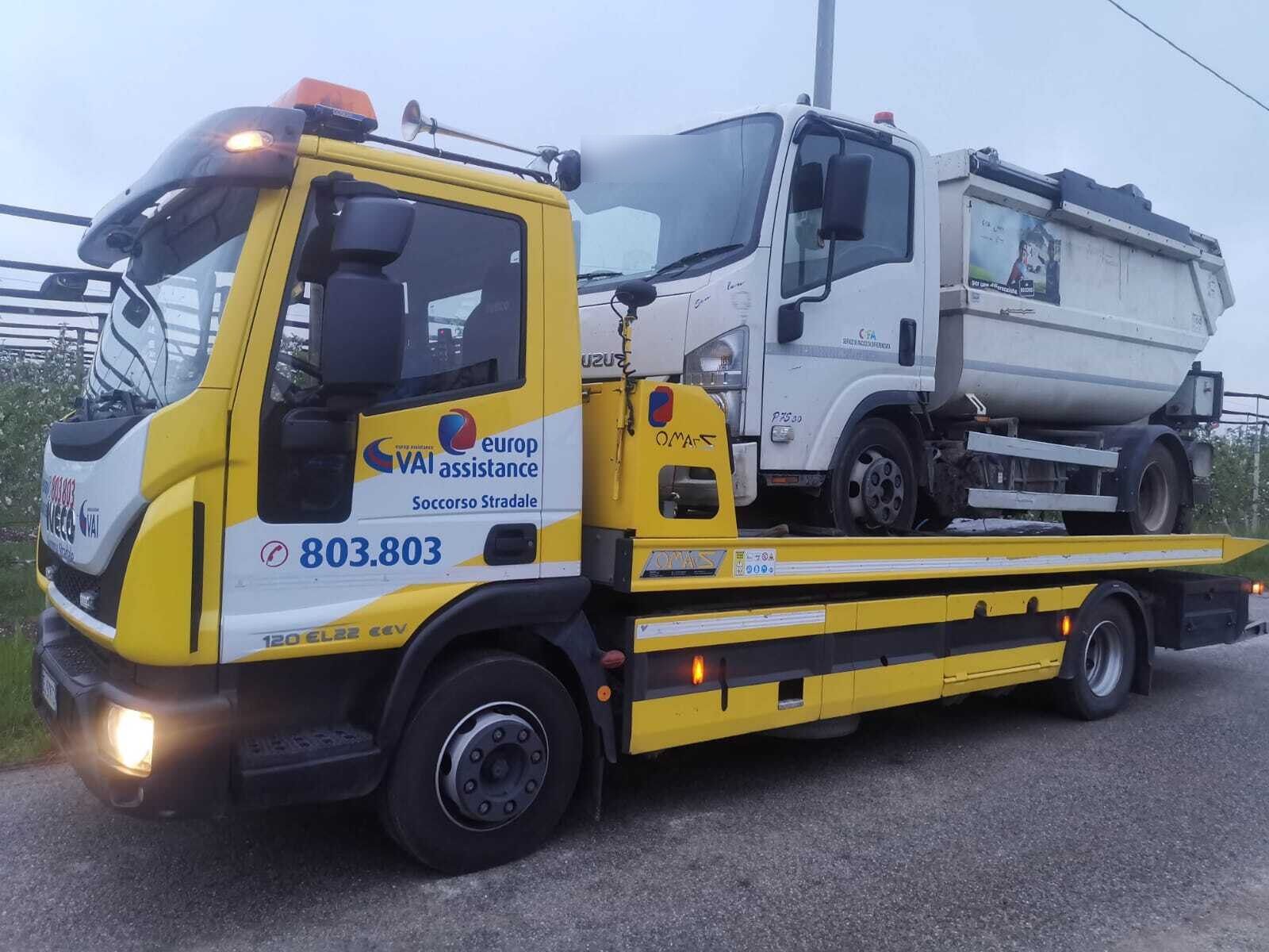 Carro attrezzi che trasporta un camion